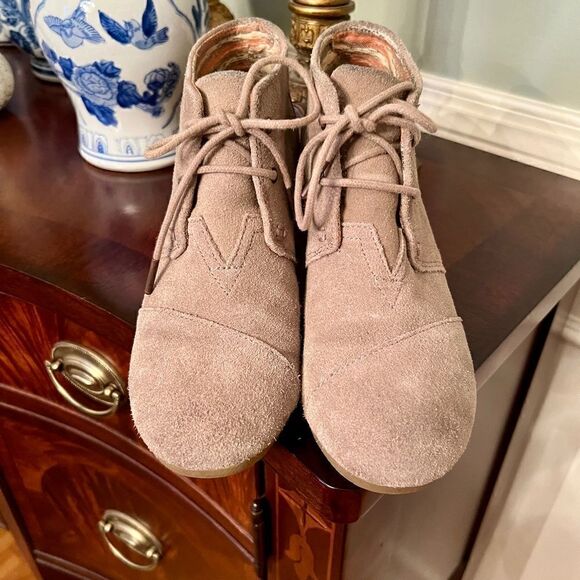 TOMS Desert Wedge Bootie Boots Size 8.5 M in Taupe Suede Worn Once - Picture 3 of 7